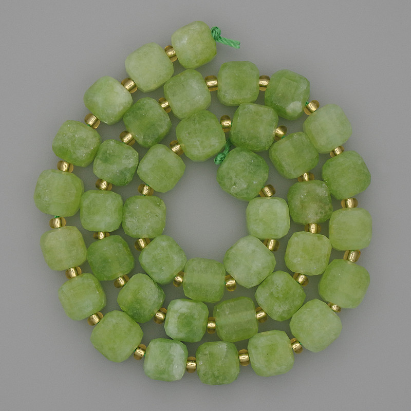 Mărgele din piatră naturală crizolit olivin, cuburi tăiate, diametrul 8x8 mm ±, mărgele de 3 mm ±, lungime 37 cm ±