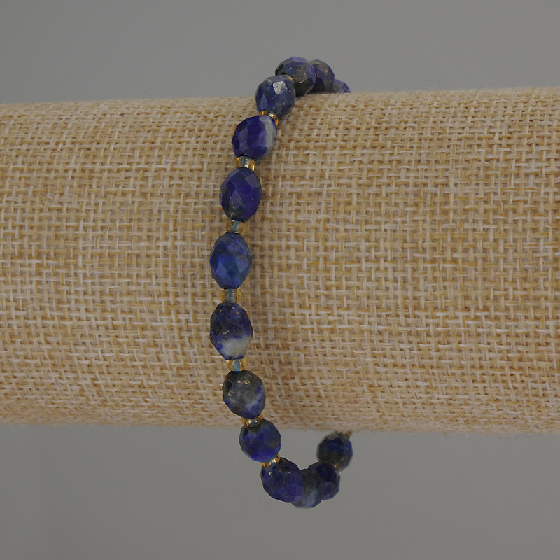 Brățară din lazurit cu granule tăiate, diametru 8x6 mm ±, cu mărgele de 3 mm ±, lungime 18 cm, pe elastic
