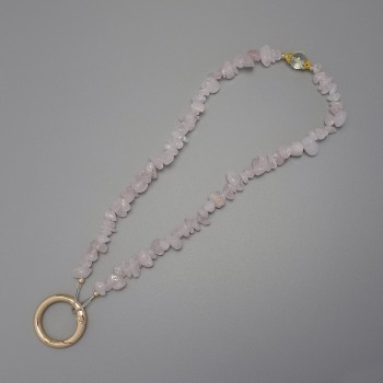 Breloc pentru chei cu fragmente de cuarț roz 4-9×2-5 mm, inel cu diametrul 24 mm, lungime 22 cm