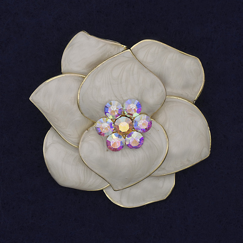 Broșă-pendulă Floare, email alb, strasuri, 48 mm ± metal auriu
