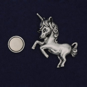 Broșă pe magnet cu unicorn argintiu, din metal, 50×35 mm+