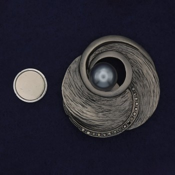 Broșă pe magnet Accent perlă, strasuri, metal argintiu, 50 mm+