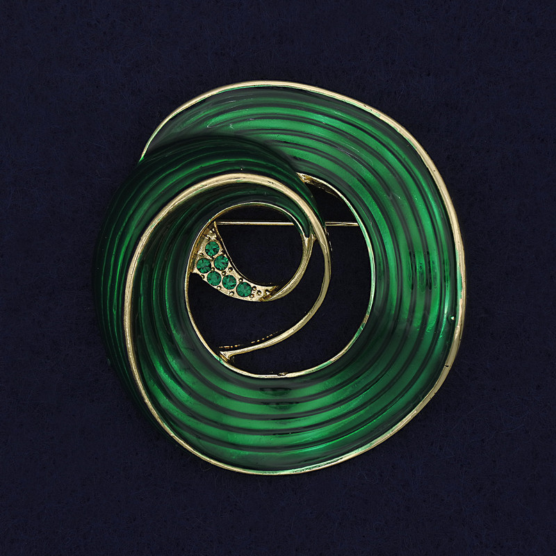 Broșă «Accent» - email verde, strasuri verzi, metal auriu 48x45 mm+