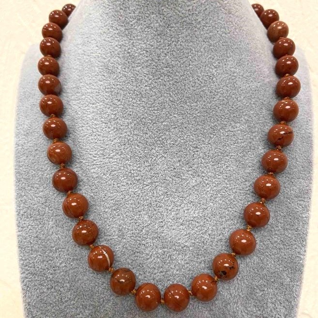 Colier din jasper roșu, bile netede, diametru de aproximativ 10 mm, lungime de aproximativ 45 cm, cu închizător