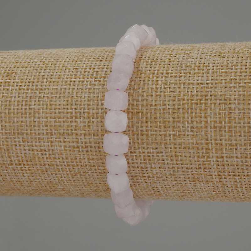 Brățară din kunzit facetat cub, diametrul aproximativ 6 mm, lungimea 18 cm, pe bandă elastică