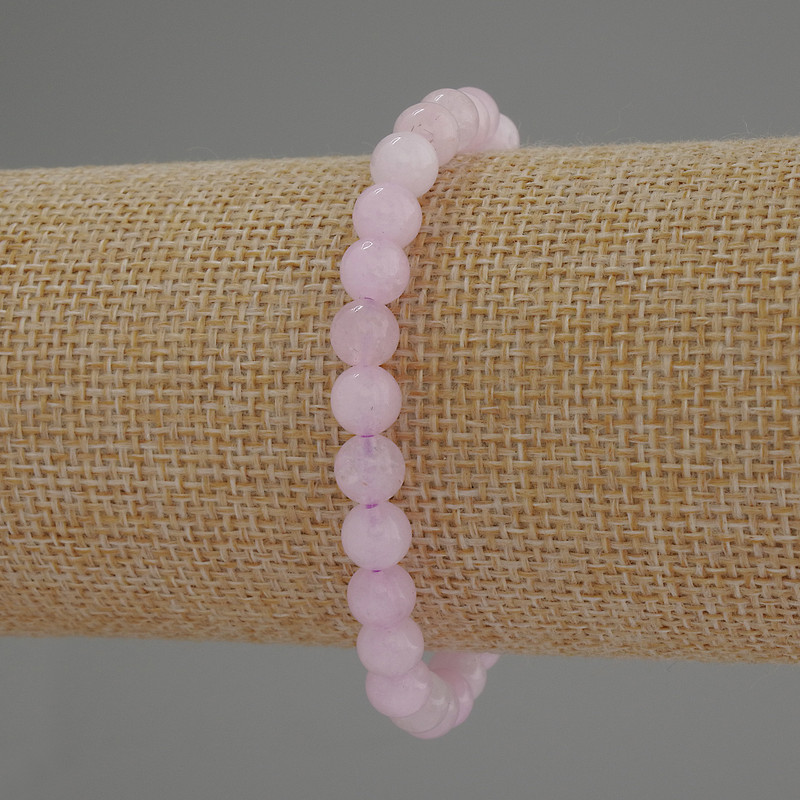 Brățară cu kunzit, bile netede, diametrul de 6 mm, lungime 18 cm, pe elastic