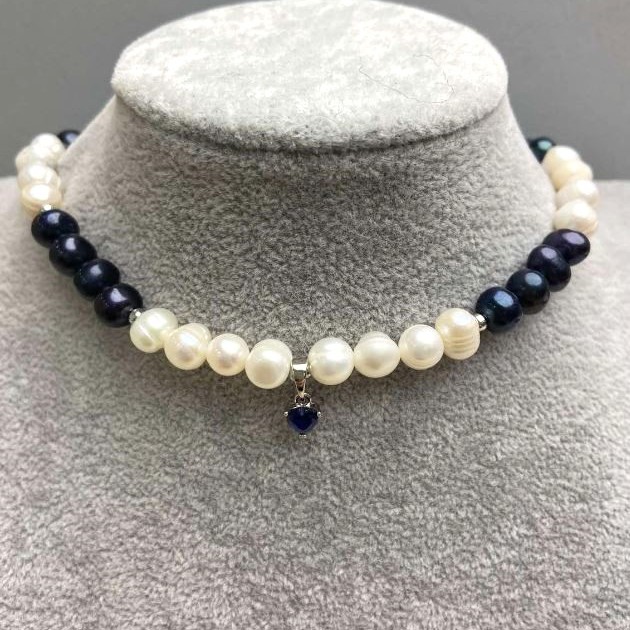 Choker din perle de apă dulce negre și albe, ovale, 8×6-7 mm, cu pandantiv, lungime 38 mm, cu închizătoare și lanț extensibil
