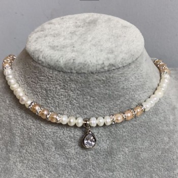 Choker din perle de râu bej și albe, ovale, 5–6×5–4 mm, cu pandantiv, lungime 38 mm ±, cu închizătoare, lanț prelungitor
