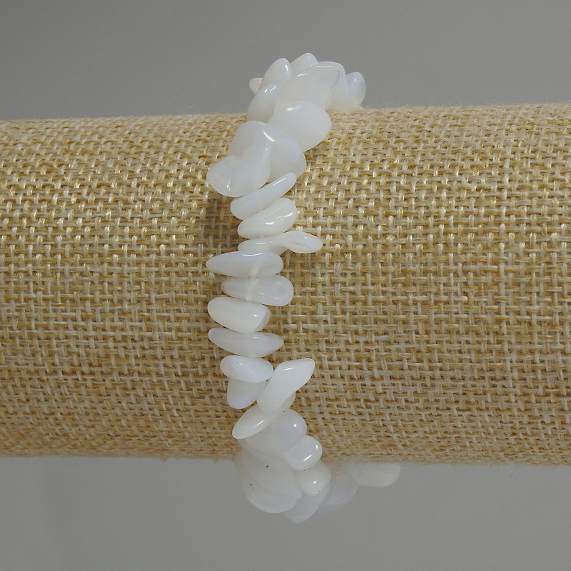 Brățară din fragmente de piatră lunară, diametrul elementelor 8–14×3–5 mm, lungime 18 cm, pe bază elastică