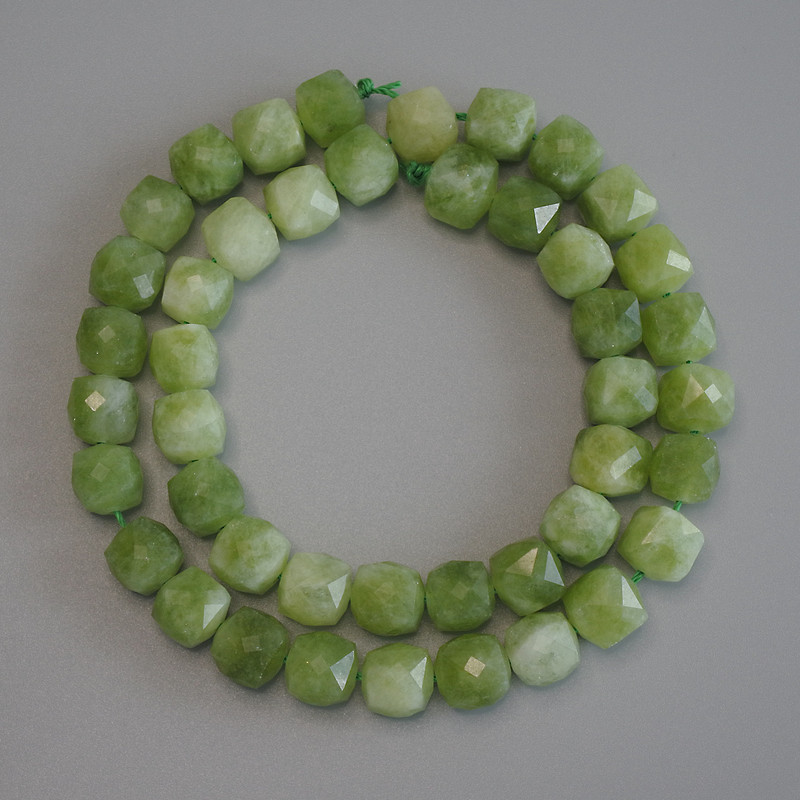 Mărgele din piatră naturală crizolit (olivină), tăiate cub, diametru aproximativ 8,5 x 8,5 mm, lungime 37 cm