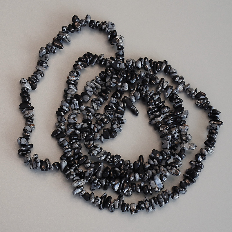 Mărgele din obsidian de zăpadă – Lacrimi de Apache, granule, diametru 6×3 mm, lungime aproximativă 80 cm, pe șnur