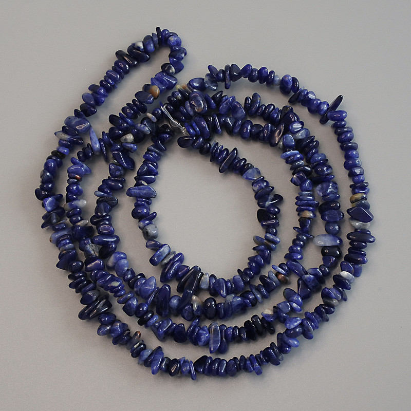 Mărgele fragmente de sodalit, diametrul 4–8×3 mm, lungime 80 cm, pe fir