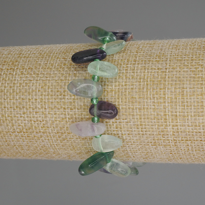 Brățară din fluororit, formă de fluture, diametrul 10-17×7-8 mm ±, cu mărgele de 3 mm ±, lungime 18 cm (elastică)