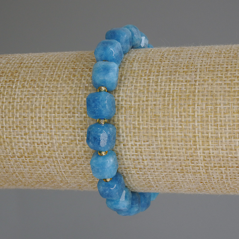 Brățară din apatit facetat, cub, dimensiuni 8,5×8,5 mm +/-, cu mărgele de 3 mm +/-, lungime 18 cm (elastic)