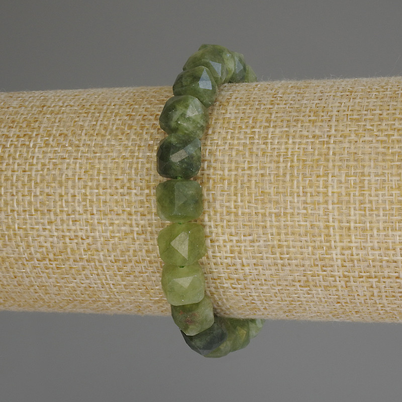 Brățară din jadelit cu cuburi tăiate, diametrul 8,5×8,5 mm, lungime 18 cm (elastic)