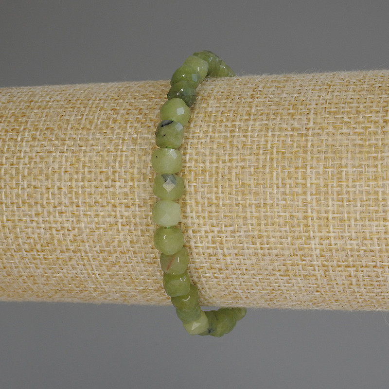 Brățară din jadit canadian, piatră naturală, cuburi tăiate, dimensiune aproximativă 5,5 mm, lungime 18 cm (elastic)