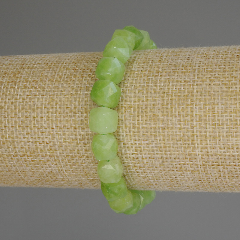 Brățară din chrysolit (olivin), cuburi fațetate de 8x8 mm, lungime 18 cm (elastic)