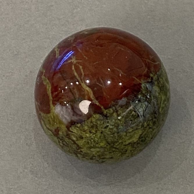 Bilă suvenir din jasper «Sângele dragonului», diametrul de 30 mm+