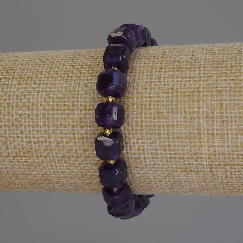 Brățară din sugilit cu cuburi facetate, diametrul 8×8 mm, mărgele de 3 mm, lungime 18 cm, pe bază elastică