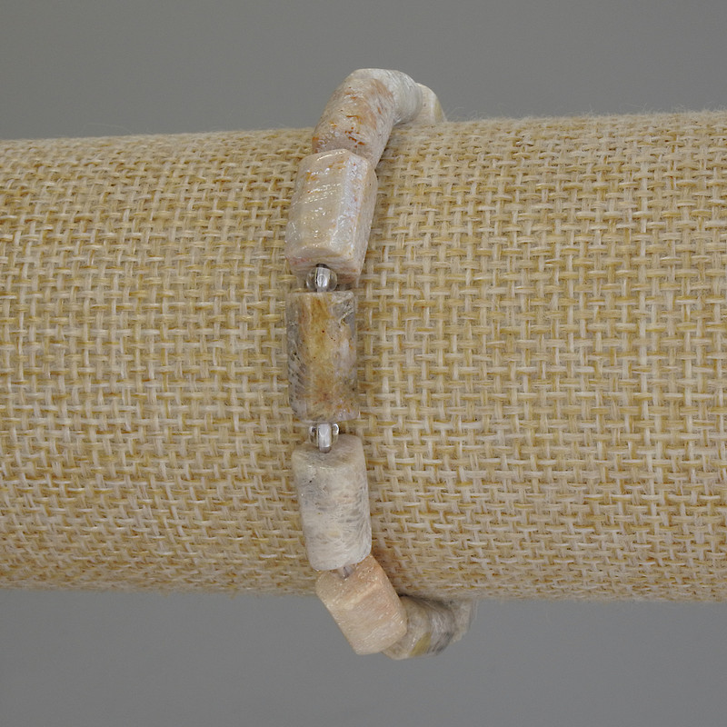 Brățară din coral fosilizat, tăietură prelucrată, diametrul 12x7 mm, mărgele 3 mm, lungime 18 cm, pe elastic