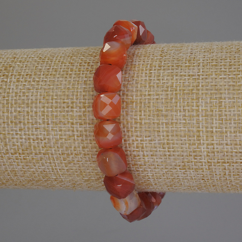 Brățară din agată tăiată în cuburi, diametrul 8,5×8,5 mm, lungime 18 cm, elastic