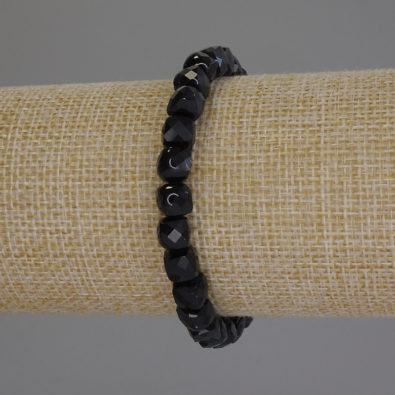 Brățară din turmalină neagră, cuburi facetate, diamtru aproximativ 6,5 mm, lungime 18 cm, cu elastic
