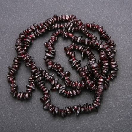 Mărgele de granat – bucăți, diametru 5-9×3-3,5 mm, lungime 80 cm, pe șnur
