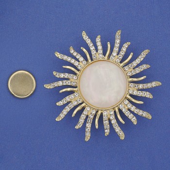 Broșă pe magnet cu sidef alb, Soare, cristale albe, metal auriu, 47 mm+