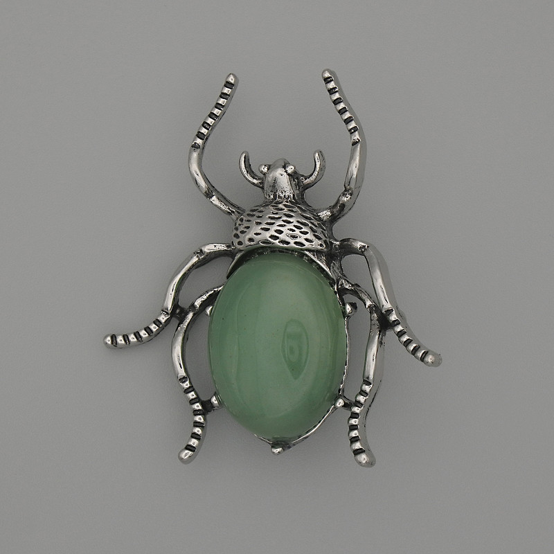 Broșă-pendulă «Gândac» cu jad 44x37mm, metal argintiu