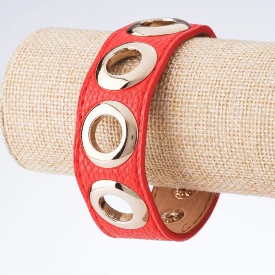 Brățară Tin Tin cu nituri, piele ecologică, închidere cu buton, culoare roz, nituri metalice aurii, lățime 2,5 cm, lungime 18-23 cm