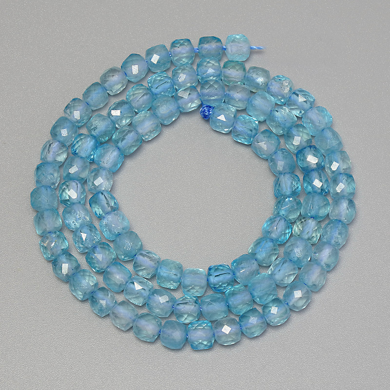 Mărgele de topaz tăiate cuburi, diametrul 4 mm ±, pe șnur, lungime 38 cm+