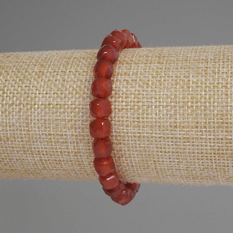 Brățară din carneol cu cuburi facetate, diametrul aproximativ 7 mm, lungime 18 cm, pe bază elastică
