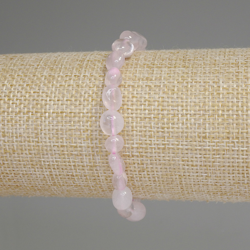Brățară din cuarț roz, fațetată, diametrul 5–8×6 mm, lungimea 18 cm, pe elastic