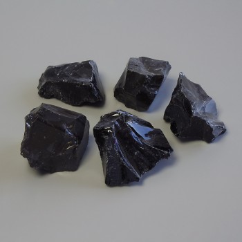 Piatră de suvenir neprelucrată – Obsidian vulcanic ~ dimensiuni 30-46×23-35 mm (+-) ambalaj 100 g (preț pentru 100 g)