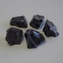 Piatră de suvenir neprelucrată – Obsidian vulcanic ~ dimensiuni 30-46×23-35 mm (+-) ambalaj 100 g (preț pentru 100 g)