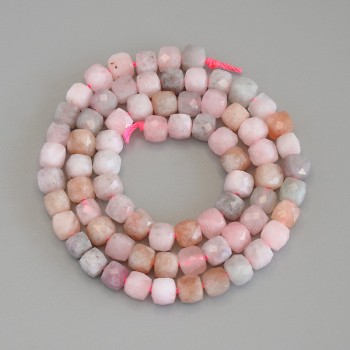 Mărgele din jadeit – cuburi tăiate, diametrul 5–5,5 mm, pe șnur, lungime 37 cm+