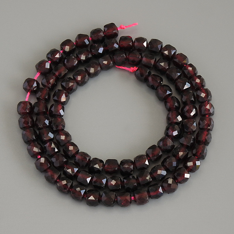 Mărgele de granat tăiate cubice, diametrul 4,5×4,5 mm, pe șnur, lungime 39 cm+