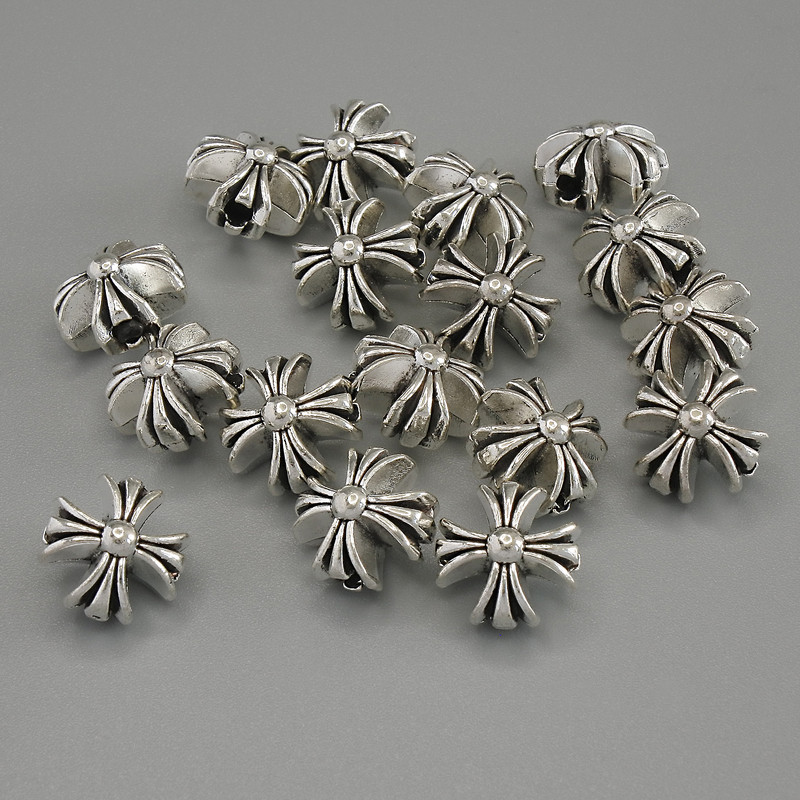 Inserție de mărgea în formă de cruce, culoare argintie a metalului, diametru 9,5×9,5×7 mm, gaură de 2 mm, ambalaj 20 g (~17 buc.)