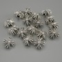 Inserție de mărgea în formă de cruce, culoare argintie a metalului, diametru 9,5×9,5×7 mm, gaură de 2 mm, ambalaj 20 g (~17 buc.)