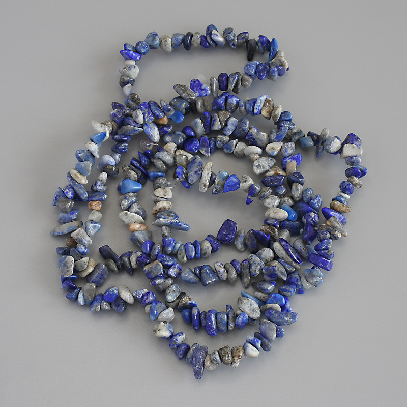 Mărgele de sodalit, fragmente, diametrul 5–7×2–4 mm, lungime 78 cm, pe fir