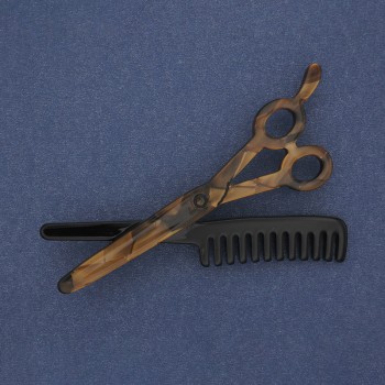 Broșă «Foarfecă cu pieptene» din acrilic, metal argintiu, 70×44 mm