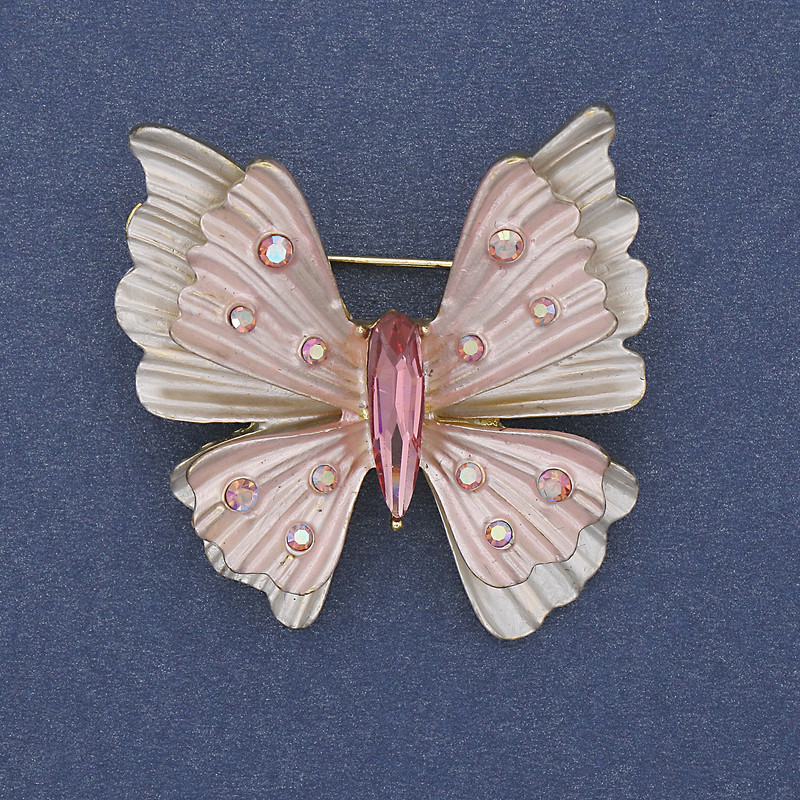 Broșă-pendantă Fluture, email alb și roz, strasuri curcubeu, metal auriu, 39×42 mm +