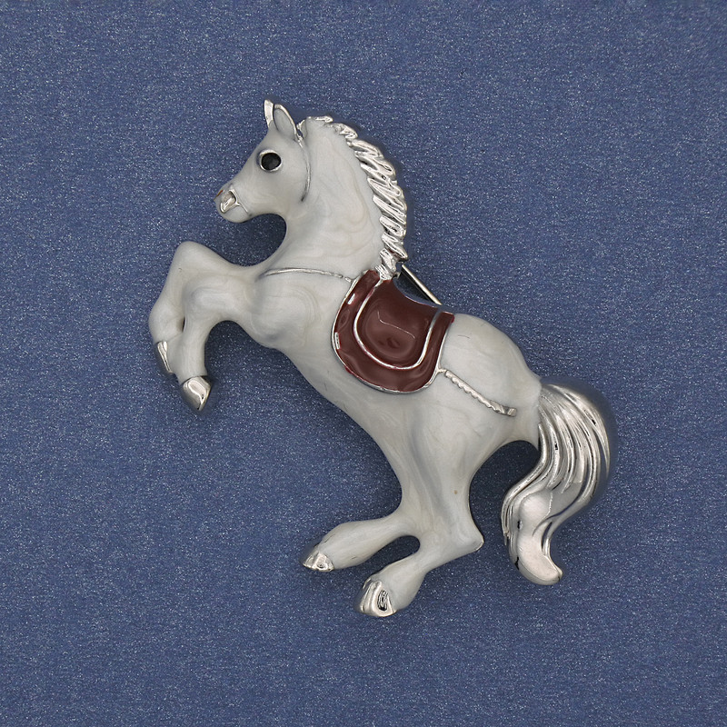 Broșă-pendent Cal alb email argintiu metal 44×27 mm+