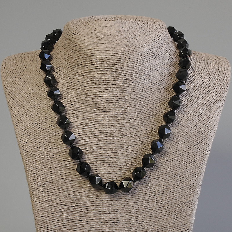 Colier din onix negru, cu pietre multifacetate, diametrul 12×11 mm, lungime aproximativă 50 cm, cu închizător