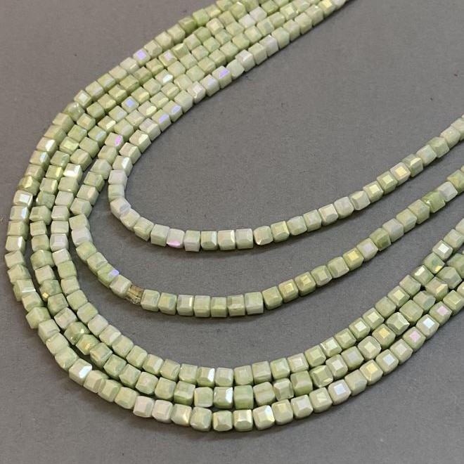 Mărgele din cristal ceh verde salată, cu finisaj petrol, pe șnur, tăiate fațetat cubică, diametrul 4x4 mm, lungime 38 cm +