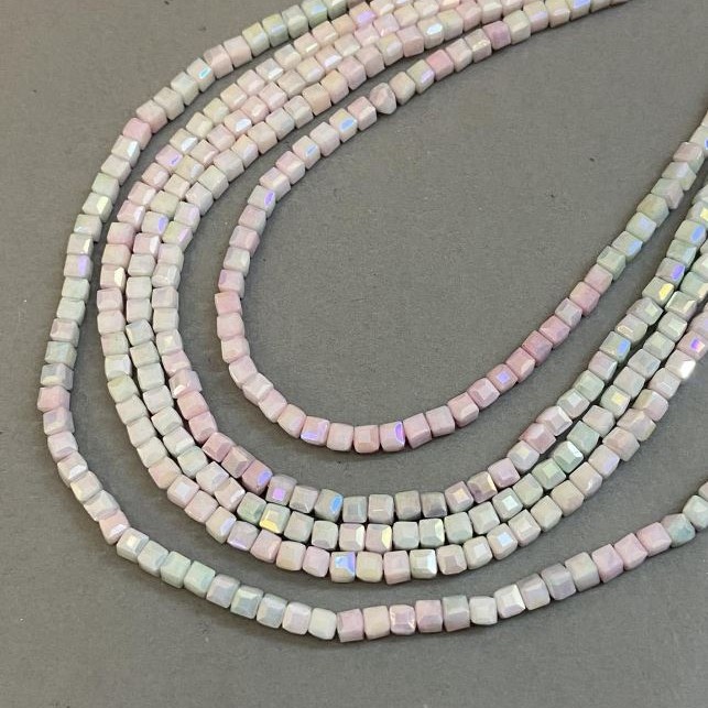 Mărgele din cristal ceh multicolor cu acoperire de tip benzin pe șnur, cuburi tăiate, diametrul 4×4 mm, lungime 38 cm