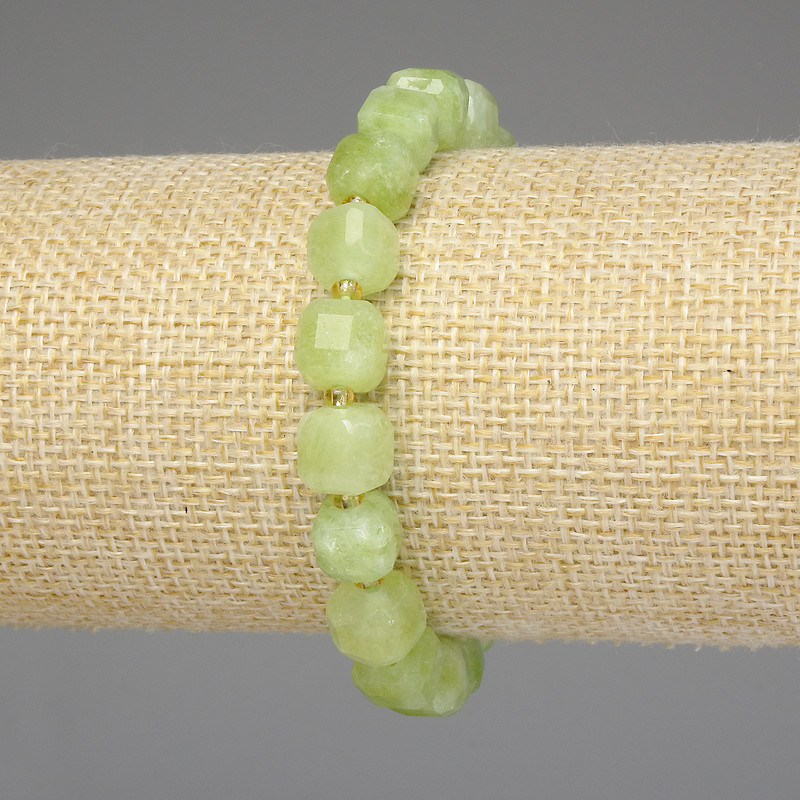 Brățară din crizolit (olivin) cub facetat 8×8 mm, mărgele de nisip 3 mm, lungime 18 cm, elastic