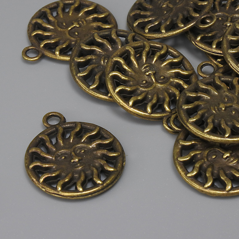 Pandantiv „Soarele”, culoare bronz metalic, diametrul 17×20 mm, gaură pentru ureche de 2,3 mm, ambalaj 11 buc.