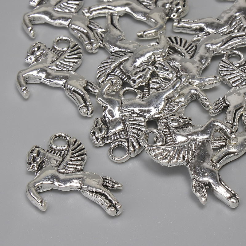 Pandantiv Pegas, culoare metal argintiu, diametrul 16×17 mm, gaură pentru urechi 2,4 mm, ambalare 12 buc.