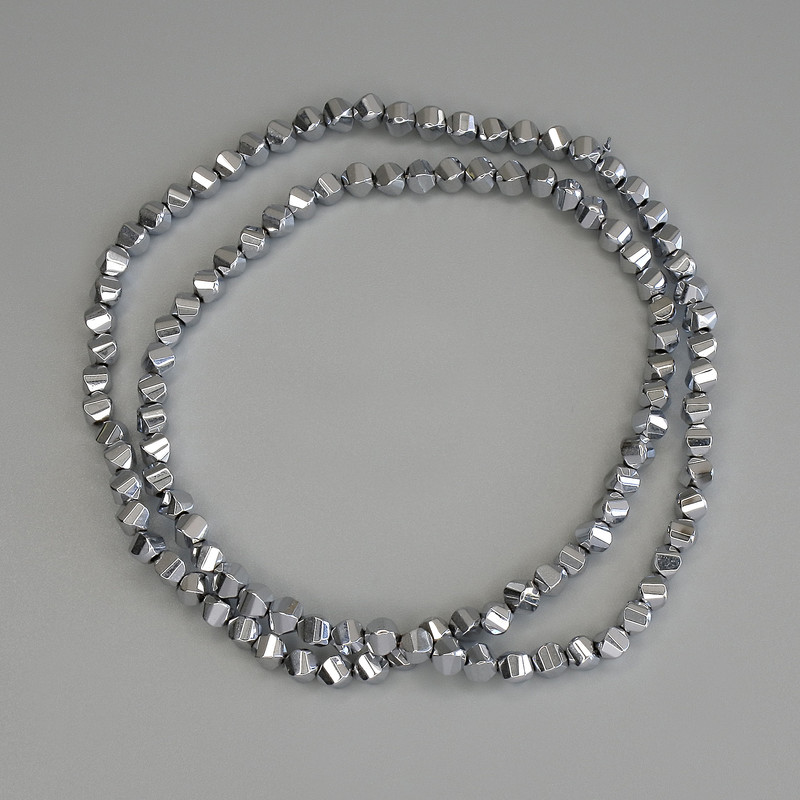 Mărgele hematit culoare argintie, formă romb 4x4 mm, +/- pe fir, lungime 40 cm
